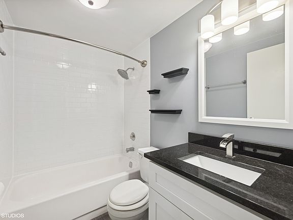 4th image of 924 S Lake Ct #208