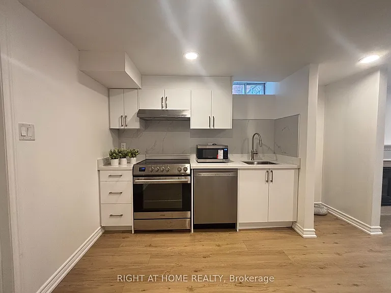 1220 Grandview Dr #BASEMENT — Photo 8