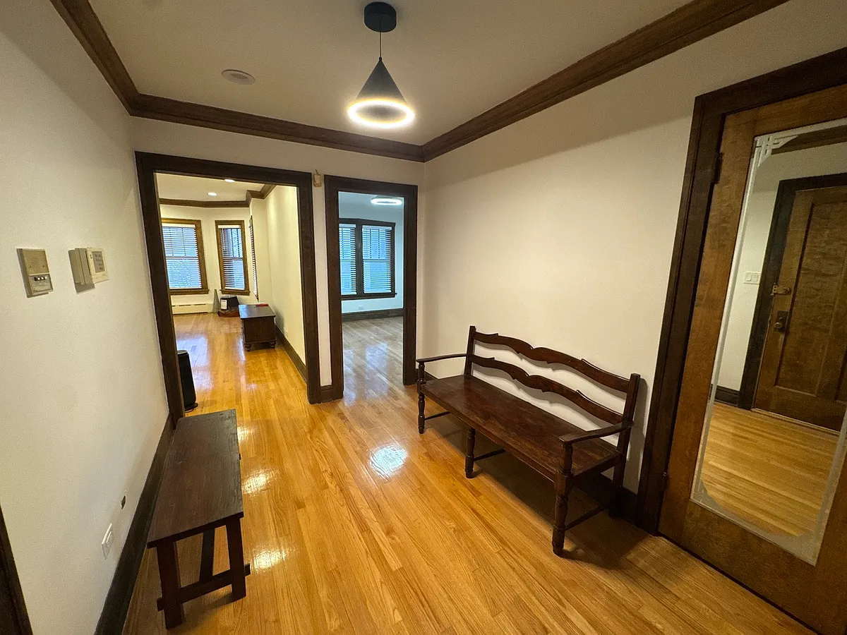 Building Photo - 2437 W North Shore Ave #2