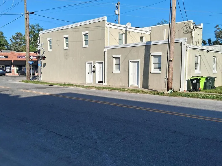 623 Hancock St — Photo 2