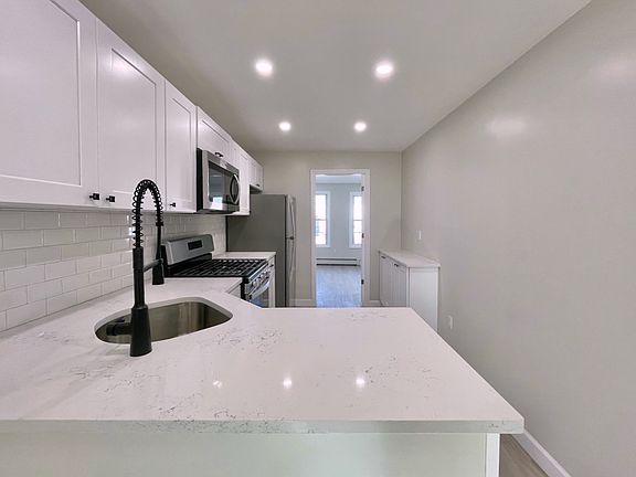4th image of 63 Laidlaw Ave #3R