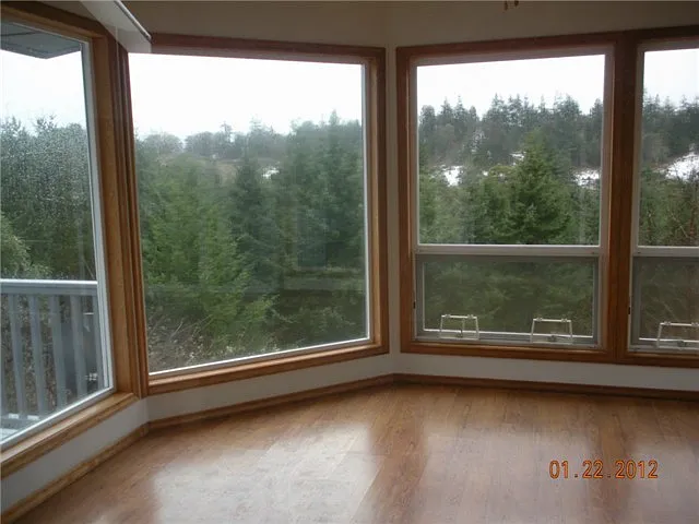 Spacious Home With Sunroom — Photo 3