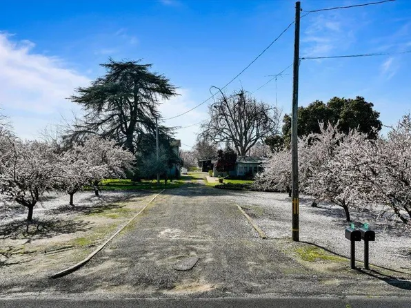 5530-5524 E Whitmore Ave, Hughson, CA 95326