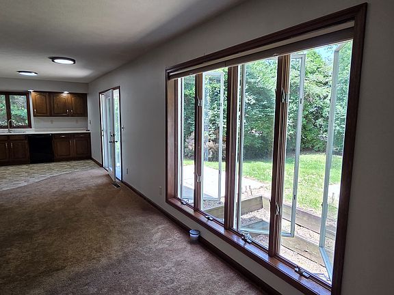 5th image of 3992 Villa Dr