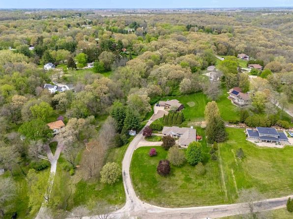 1 E Timberline Ct, Blue Grass, IA 52726