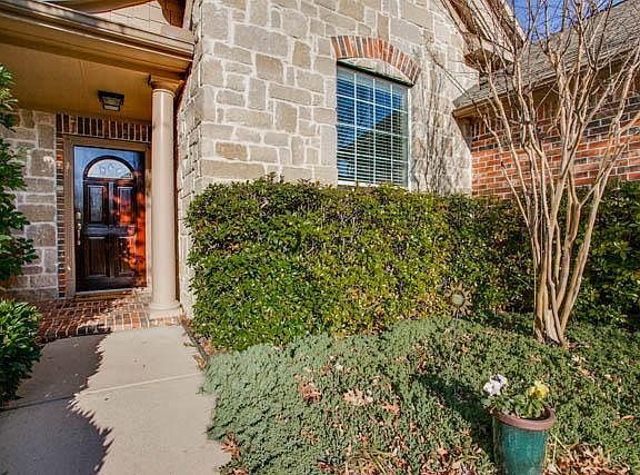 2nd image of 605 Saddlehorn Dr
