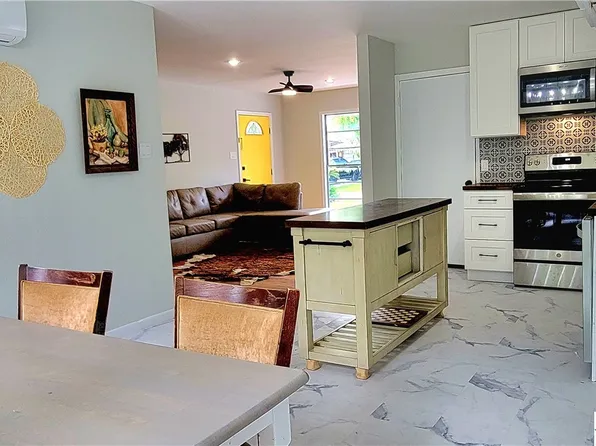 1812 Leon Dr, Port Lavaca, TX 77979