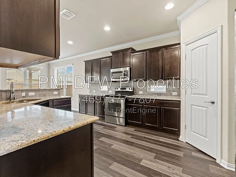 1624 Medina Ln — Photo 8