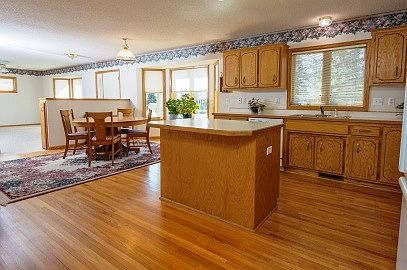 4th image of 983 Burke Ave W