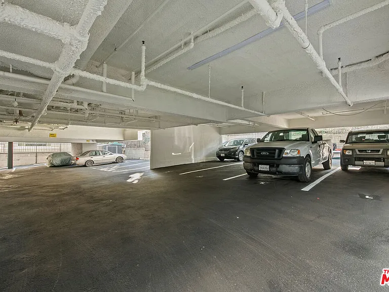 2447 N Beachwood Dr #1 — Photo 19