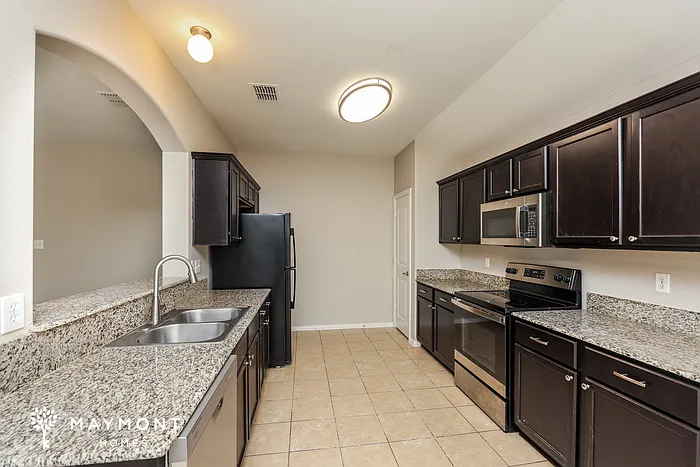 932 Haley Dr — Photo 6