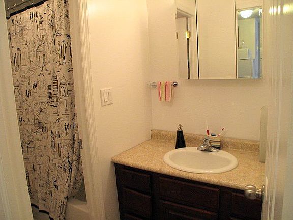 4th image of 2536 38th St APT 3F