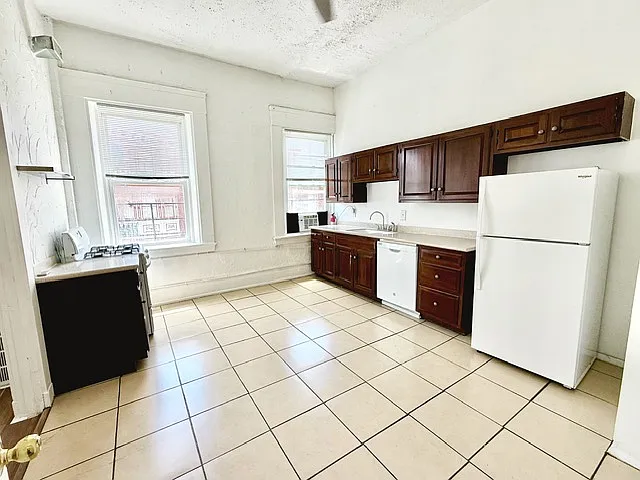 206 E 8th St #6 — Photo 3