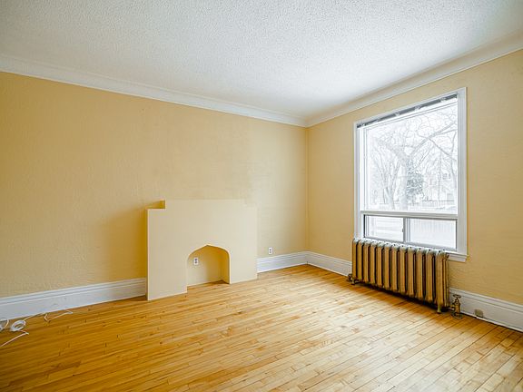 3rd image of 826 Grosvenor Ave #1