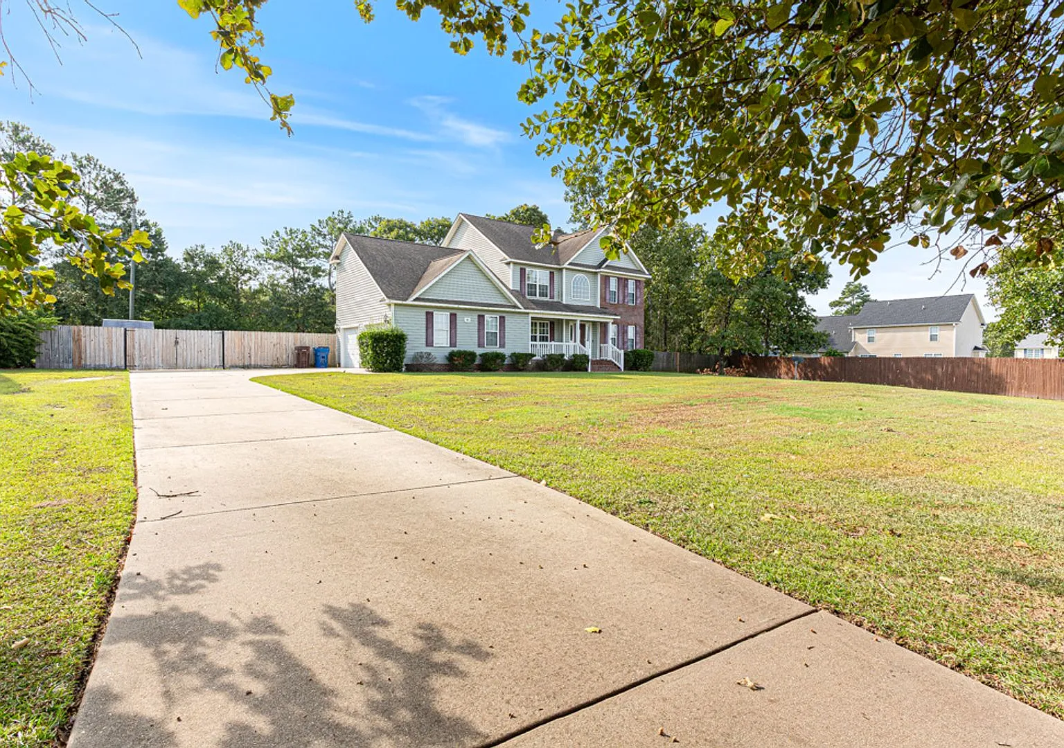 4 Bedrooms with a Bonus Room! 2-Story Home in the Persimmon Hill Subdivision! Move In Ready!! — Photo 2