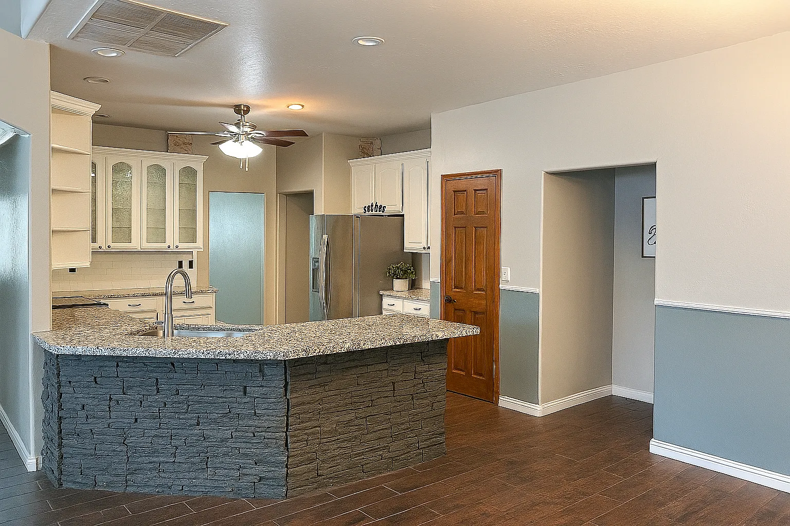 5 bed, 3052 sqft, $3,200 — Photo 3