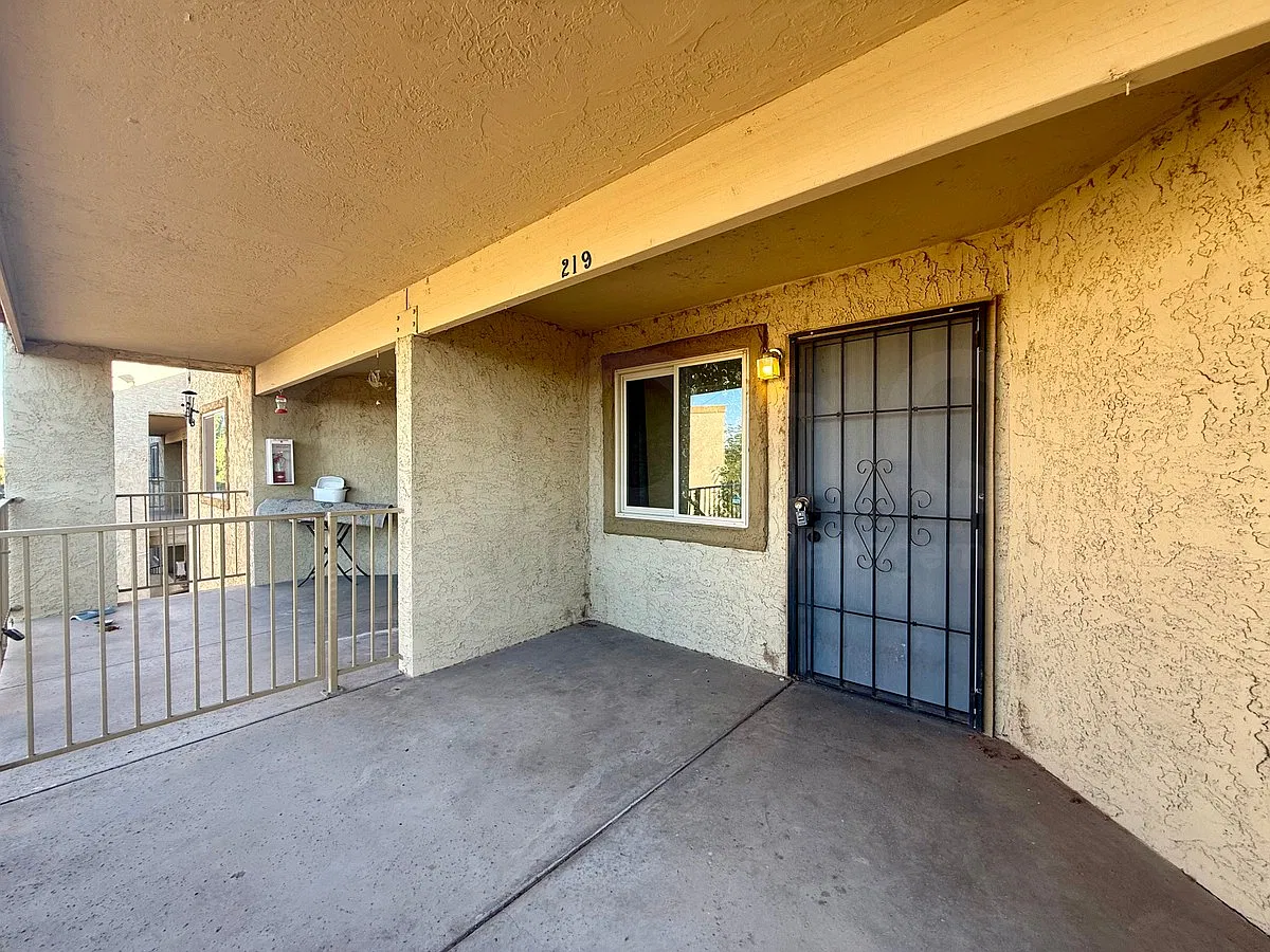 2220 W Dora St — Photo 3