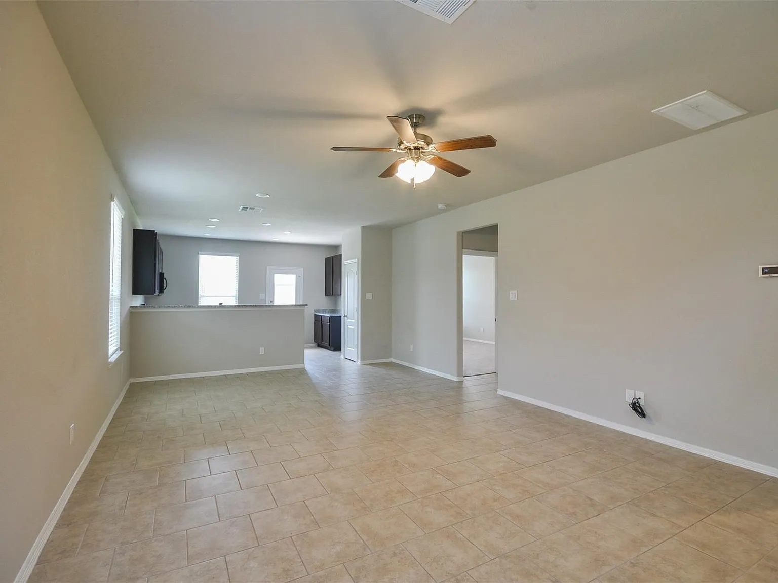 4 bed, 2.5 bath, 2074 sqft, $1,900 — Photo 4