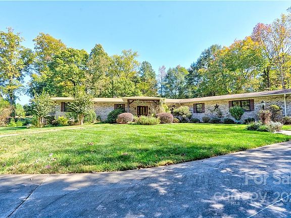 2nd image of 1817 Country Garden Dr