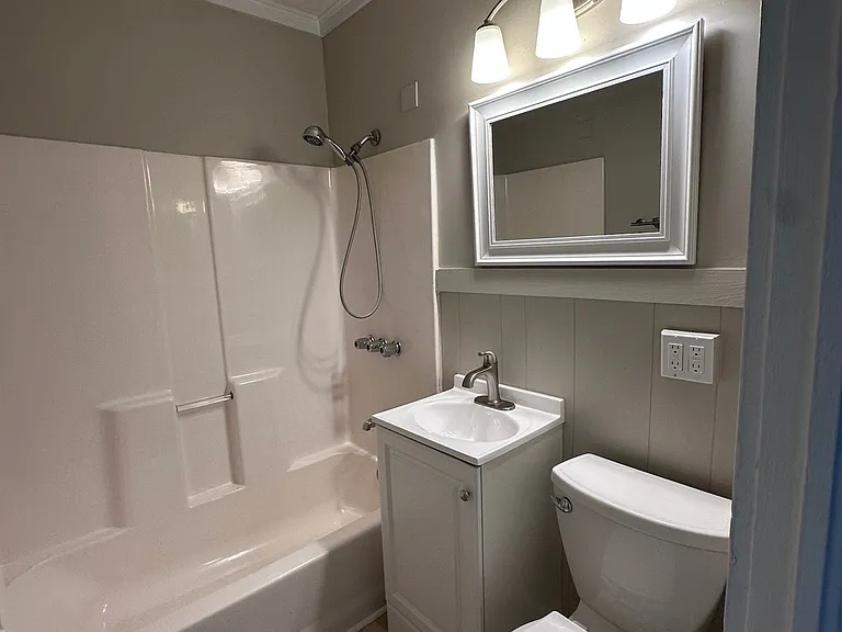 1080 Grace Ave — Photo 9