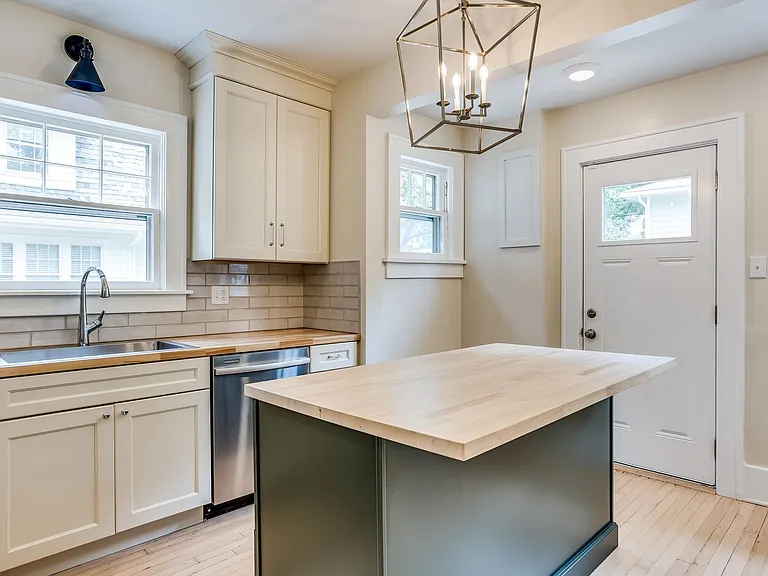 338 N Quentin St — Photo 8