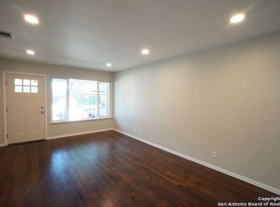4th image of 239 Bamburgh Dr