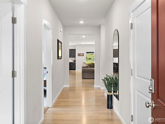 Entry and hallway.>