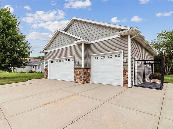 4th image of 74 Cortland Dr