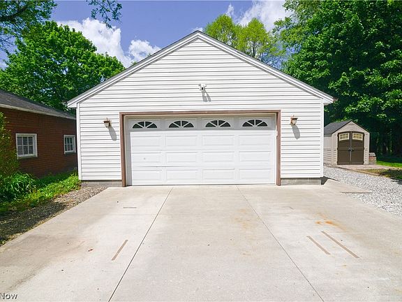 3rd image of 458 Glacierview Dr