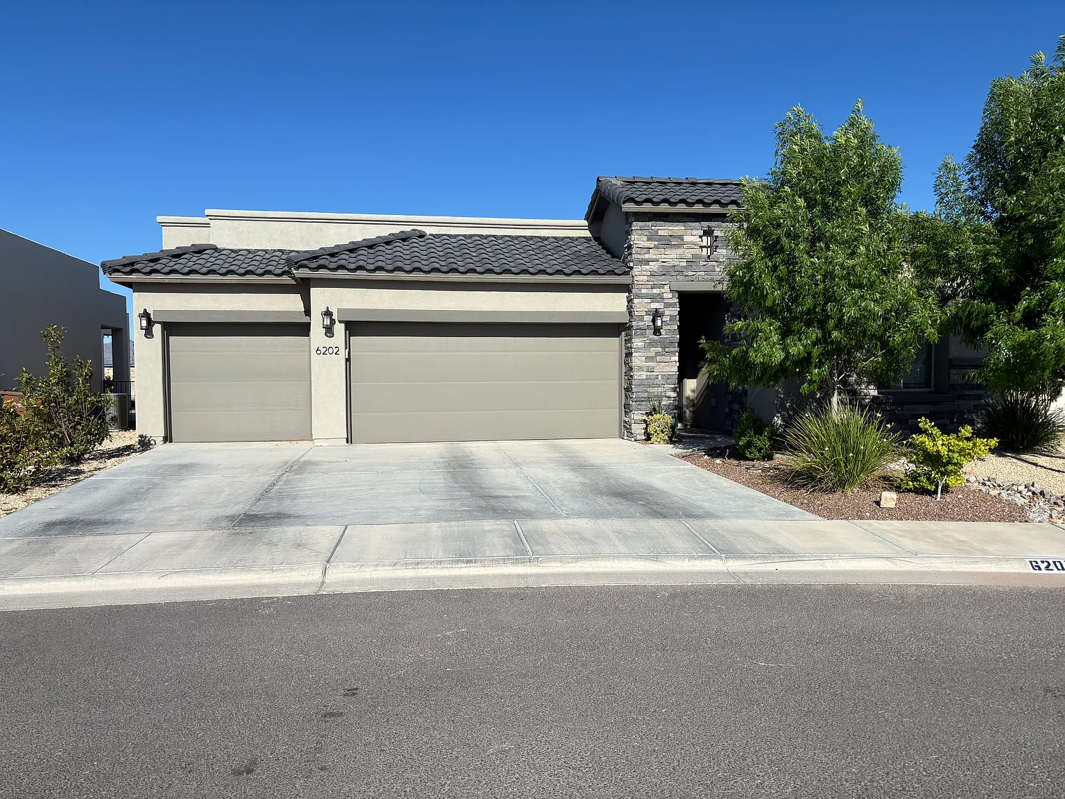 4 bed, 2127 sqft, $2,500 — Photo 1