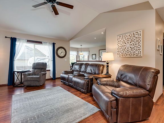 5th image of 925 N Harlequin Dr