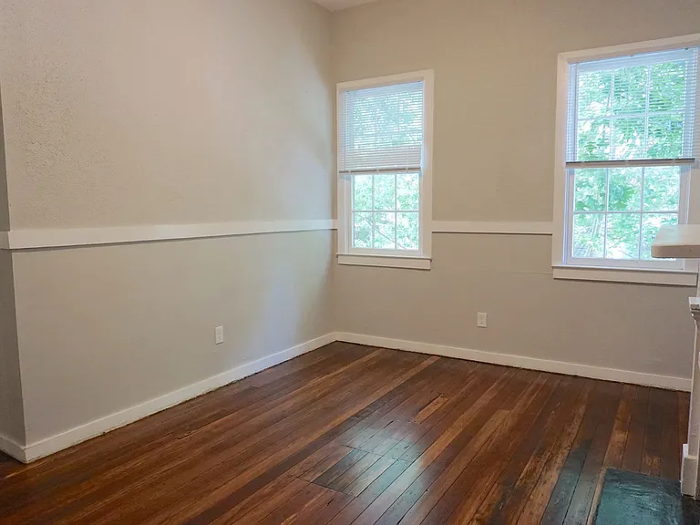 303 W Waldburg St — Photo 7