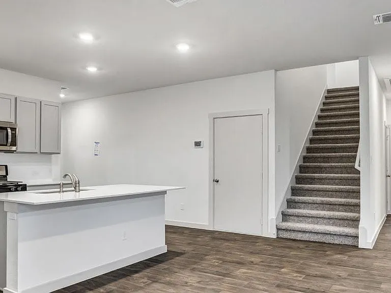 10601 Seguin St — Photo 6