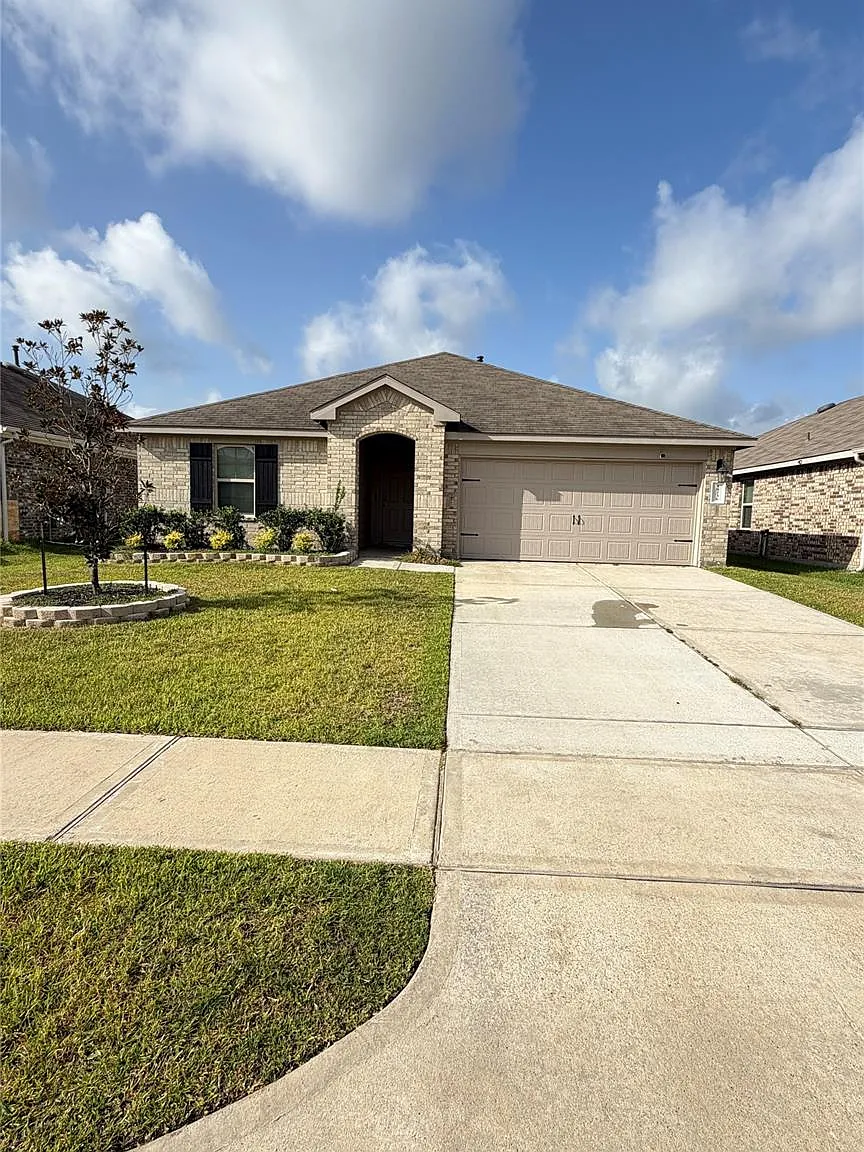 4 bed, 2.0 bath, 2200 sqft, $1,990 — Photo 2