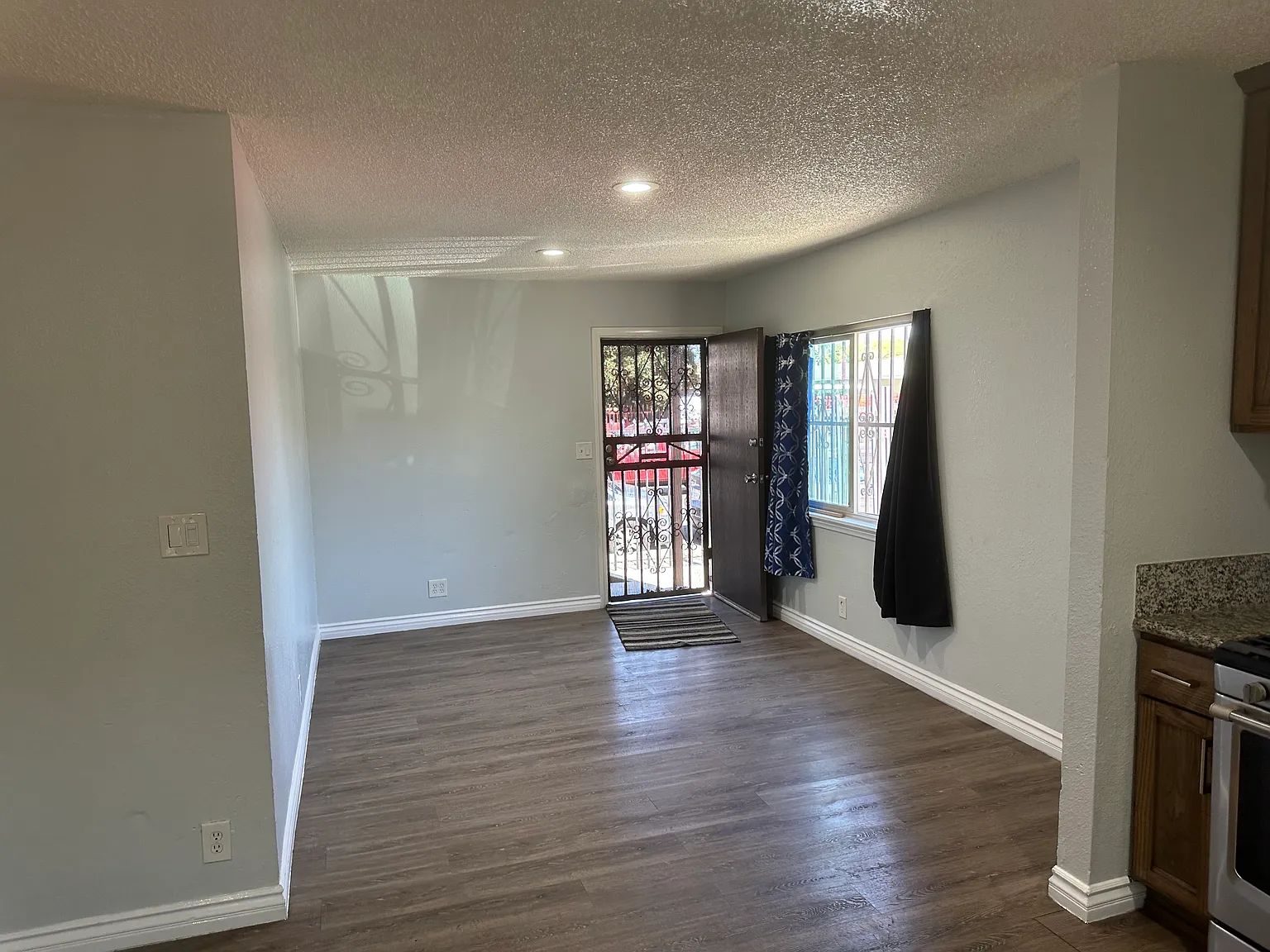 3 bed, 858 sqft, $2,895 — Photo 2