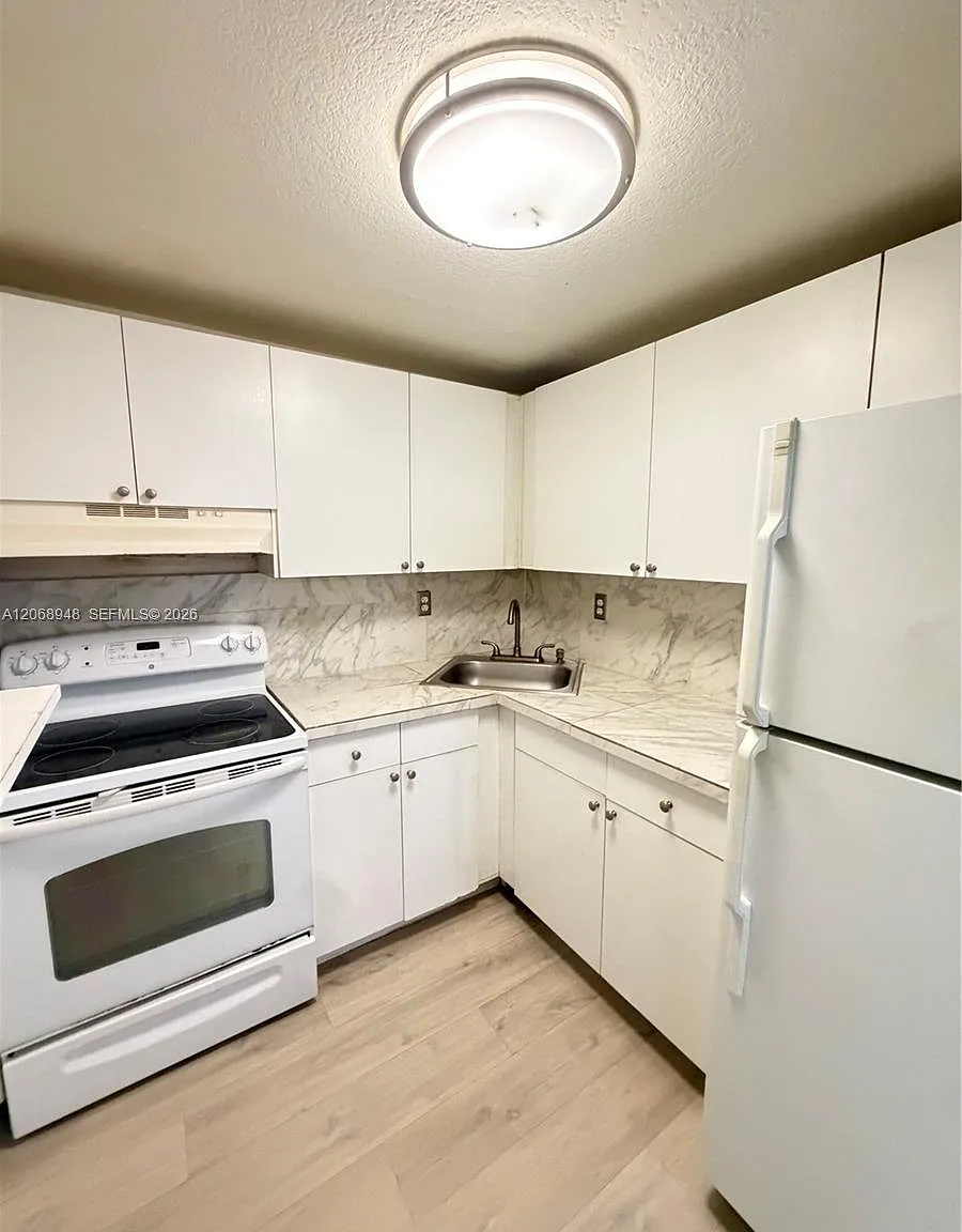 Las Estrellas Condo — Photo 4