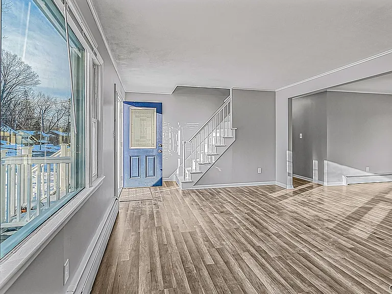 11 Winmar Cres — Photo 7