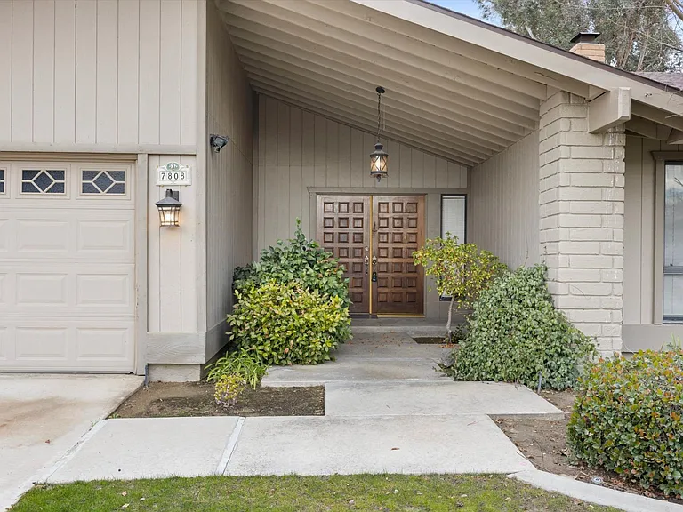 7808 Selkirk Dr — Photo 3