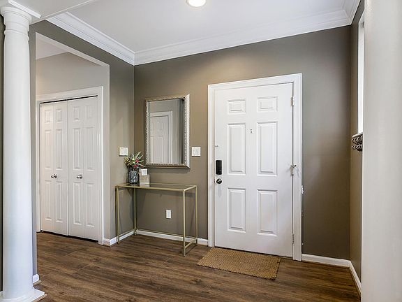 3rd image of 5381 Pershing Ave APT 105