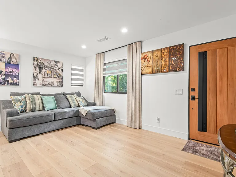 3007 S Hobart Blvd — Photo 5