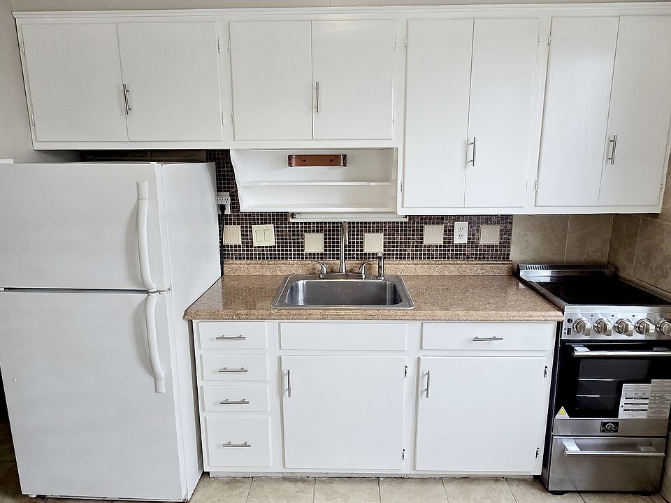 1st image of 117 W Walnut St Floor 1