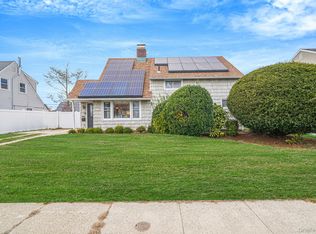18 Chickadee Ln, Levittown, NY 11756
