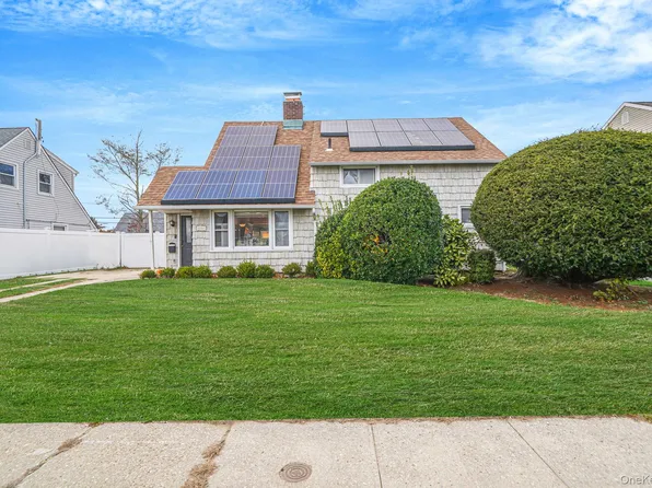 18 Chickadee Lane, Levittown, NY 11756