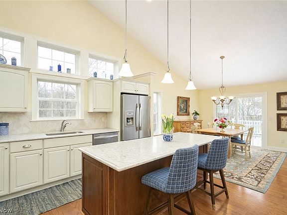 3rd image of 171 Hunter Pkwy