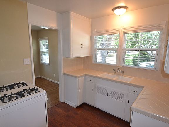 5th image of 694 W 34th St