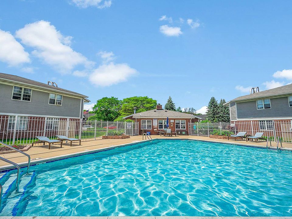 Foxcroft Apartments Sparkling Outdoor Pool