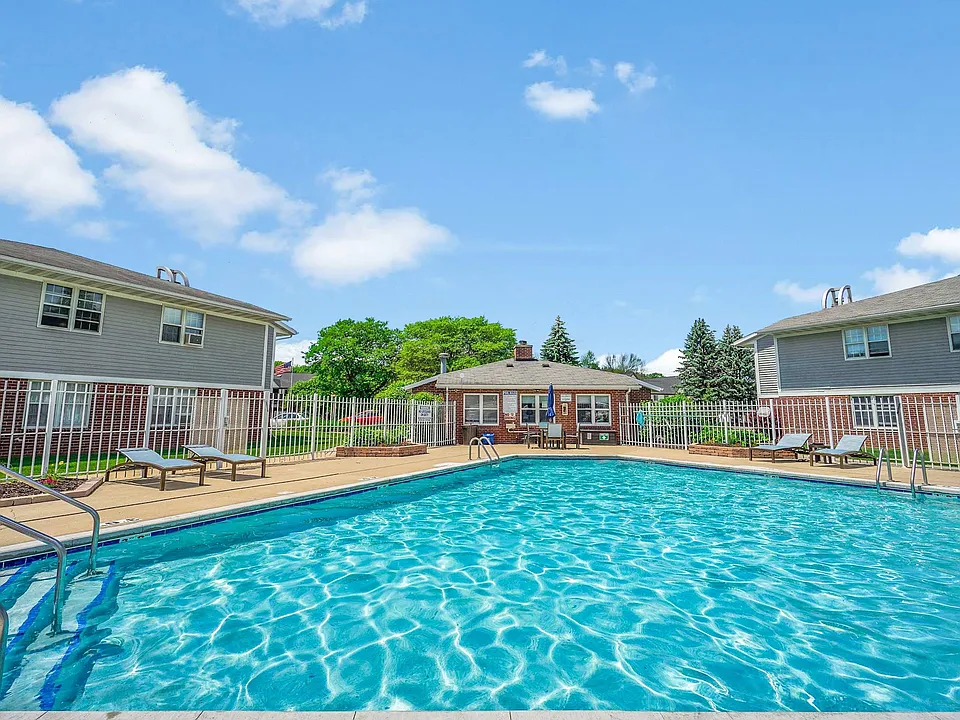 Foxcroft Apartments Sparkling Outdoor Pool