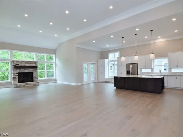 7994 Canyon Rdg, Chagrin Falls, OH 44023
