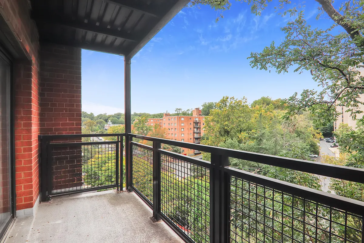 Building Photo - 7611 Maple Ave #602