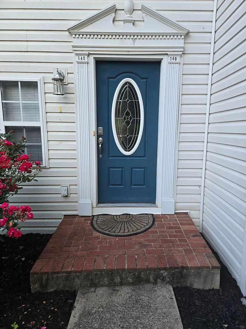 Spacious 2-Bedroom Townhome End Unit with Private Deck & Garage — Photo 4
